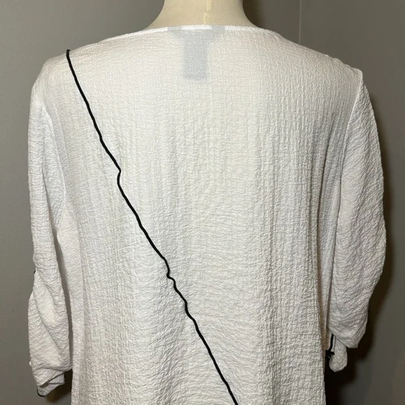 ALI MILES Asymmetrical Tunic Blouse w/ Contrasting Detail WHITE-BLACK / MEDIUM - Picture 10 of 13